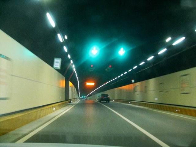 长沙走营盘路隧道过河的司机注意:西往东出隧道右转请靠左行驶