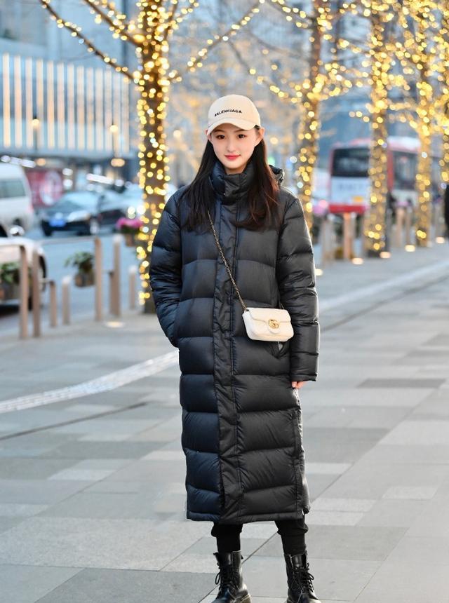 街拍:身材丰腴的少妇,一字肩短裙秀出大长腿,秀出性感好身材!