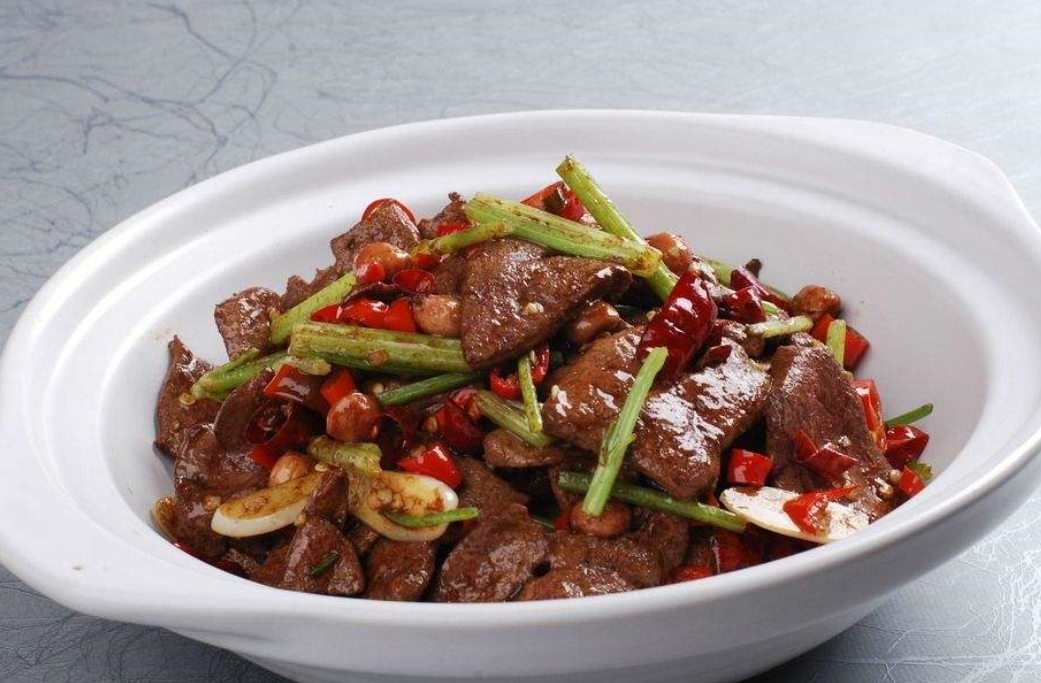 食材:猪肝一块,干的黄豆酱,辣腐乳汁,料酒,桂皮,生抽,花椒,大葱,老姜