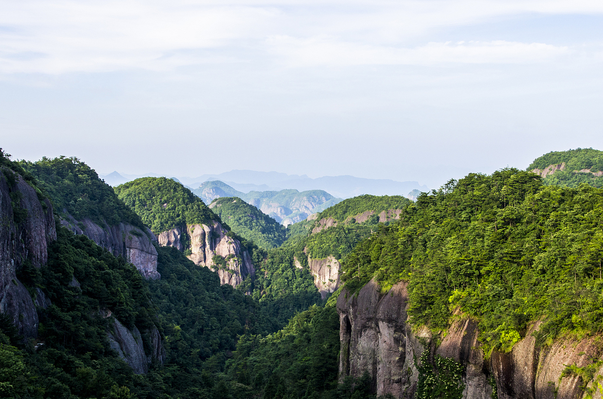 雁荡山是一处以山水奇秀闻名世界的自然风景区,位于温州乐清市.