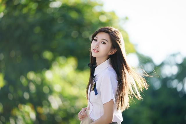 艺校校花清纯甜美,哪怕身材不够挺拔,这颜值也是足够了