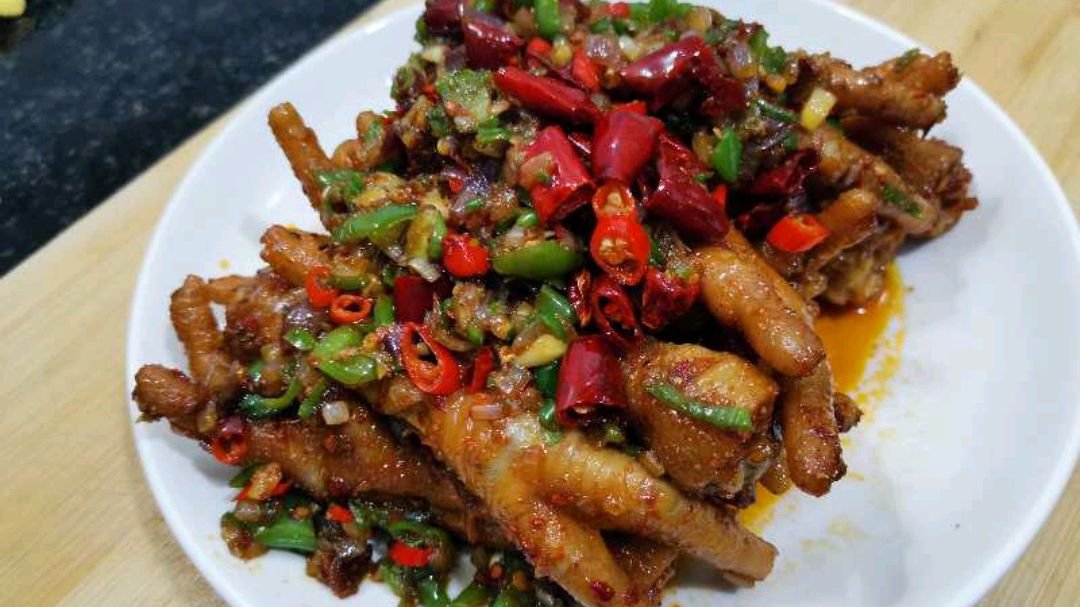 朋友们你们吃了那么多的鸡脚,见过撇儿哥这样炒的没有,吃起安逸