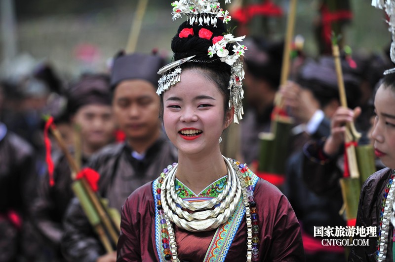 在贵州省黔东南从江县贯洞镇五年一度的侗族鼓藏节上,几名侗族姑娘在