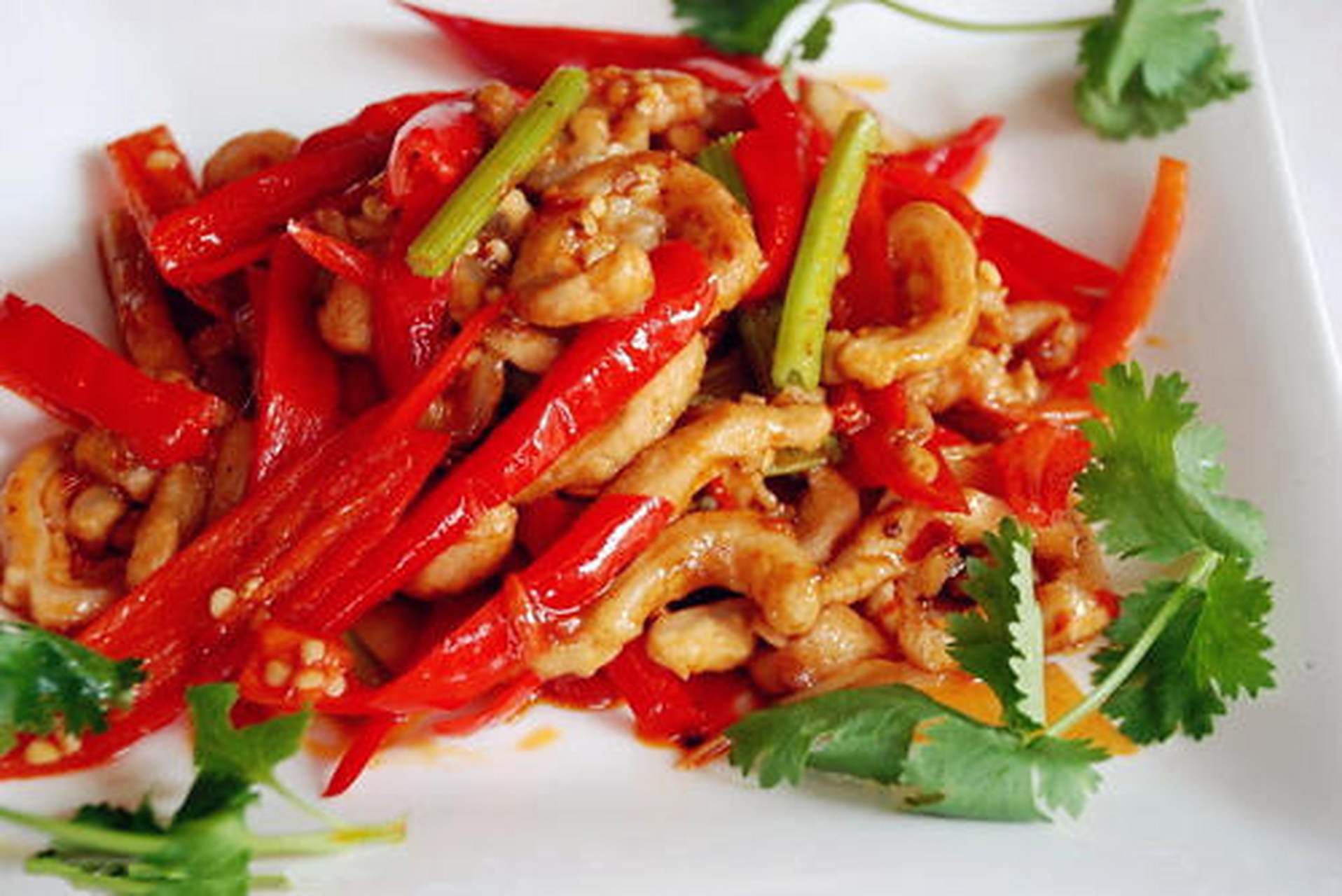 泡椒板筋是贵阳十大名菜之一,是用选用特色调味品泡椒来烹调猪板筋,猪