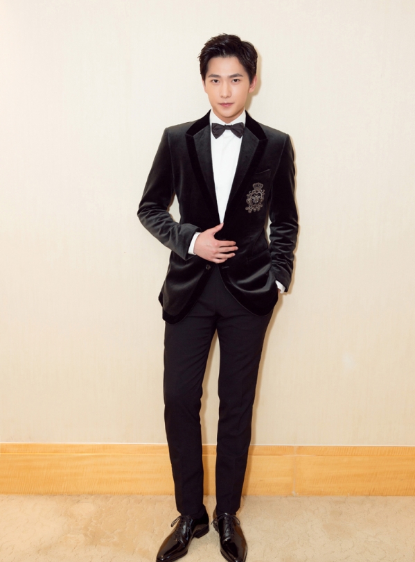 杨洋展现男人的各种气质,男人的气质基本标准,气质是习惯出来的