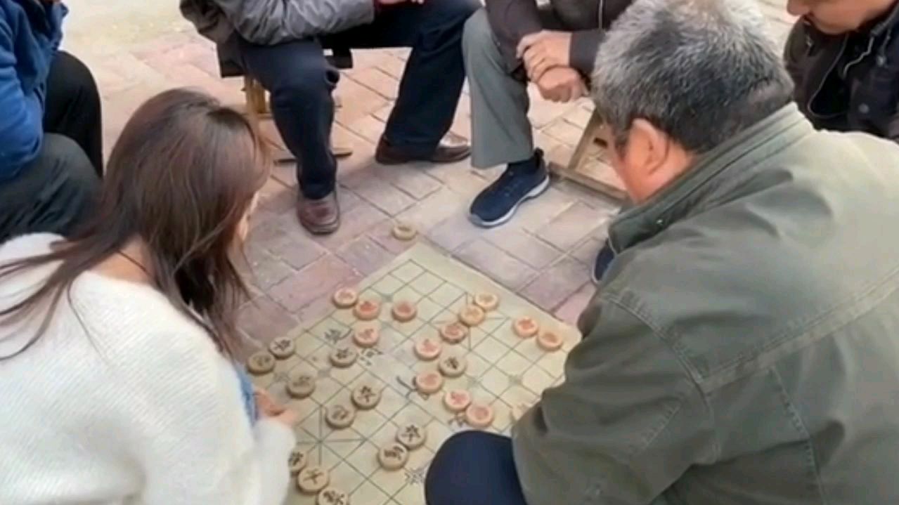 小姐姐和大爷下棋,名声大噪,有人来挑战,小姐姐有绝招
