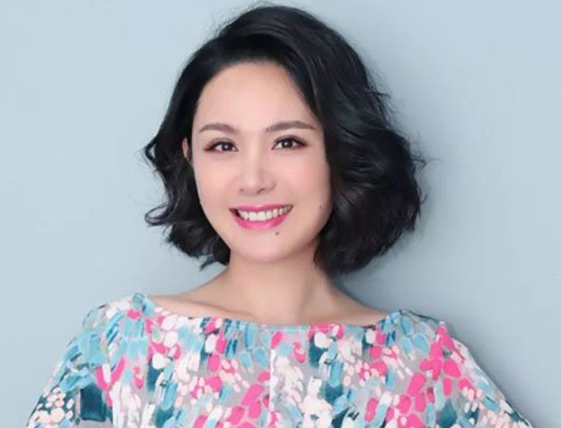 40岁的程莉莎素颜曝光,化妆前后拍若两人,网友:心疼郭晓冬