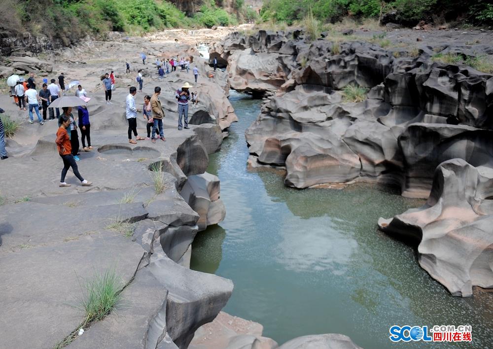 凉山会东鲹鱼河惊现奇石谷壶穴地质奇景