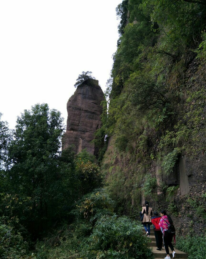 窦圌山,又名圌山,位于四川江油城北20公里的涪江东岸,是剑门蜀道的