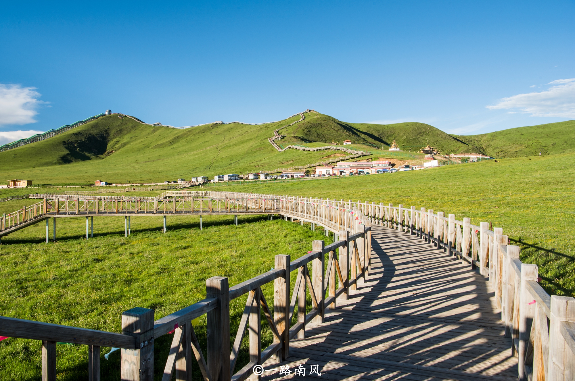 黄河在四川阿坝拐了大弯,美得惊艳,吸引游客蜂拥而至!