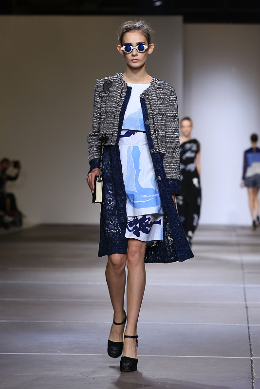 时装周:模特们用极富现代感的穿搭,诠释了古典风格