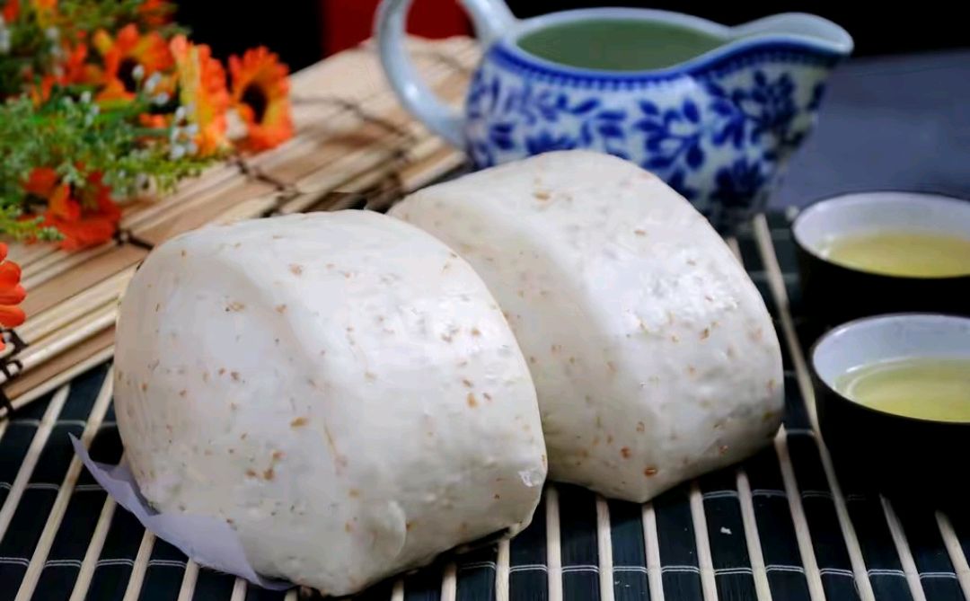 做馒头,和面加入牛奶,燕麦片,口感更佳,奶香四溢的燕麦馒头