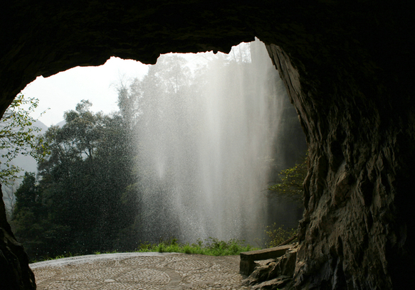 鸳鸯瀑布是张家界景区里唯一可以欣赏的高上流水的雄伟景观点.