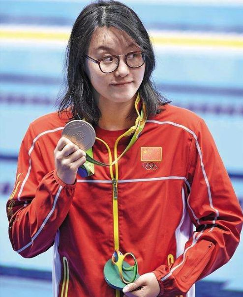 傅园慧直言不怎么穿裙子,但看过她的裙装照后,网友:淑女范