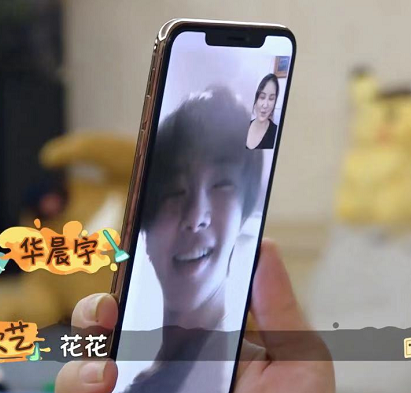 华晨宇清晨素颜与张歆艺视频,当他露出脖子那一刻,瞬间成为焦点