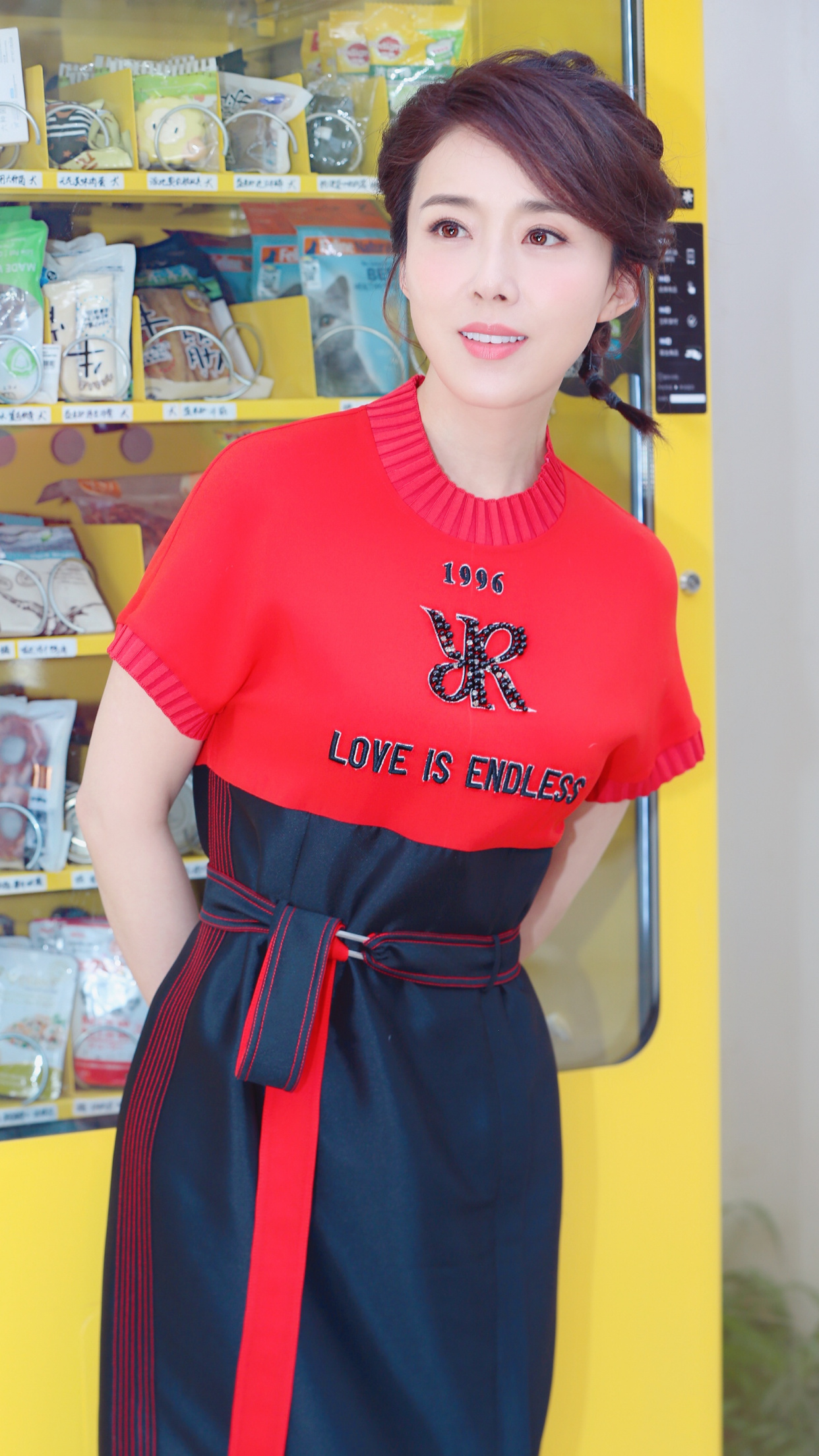 颜丹晨:容色绝丽,优雅端庄,风韵绝伦