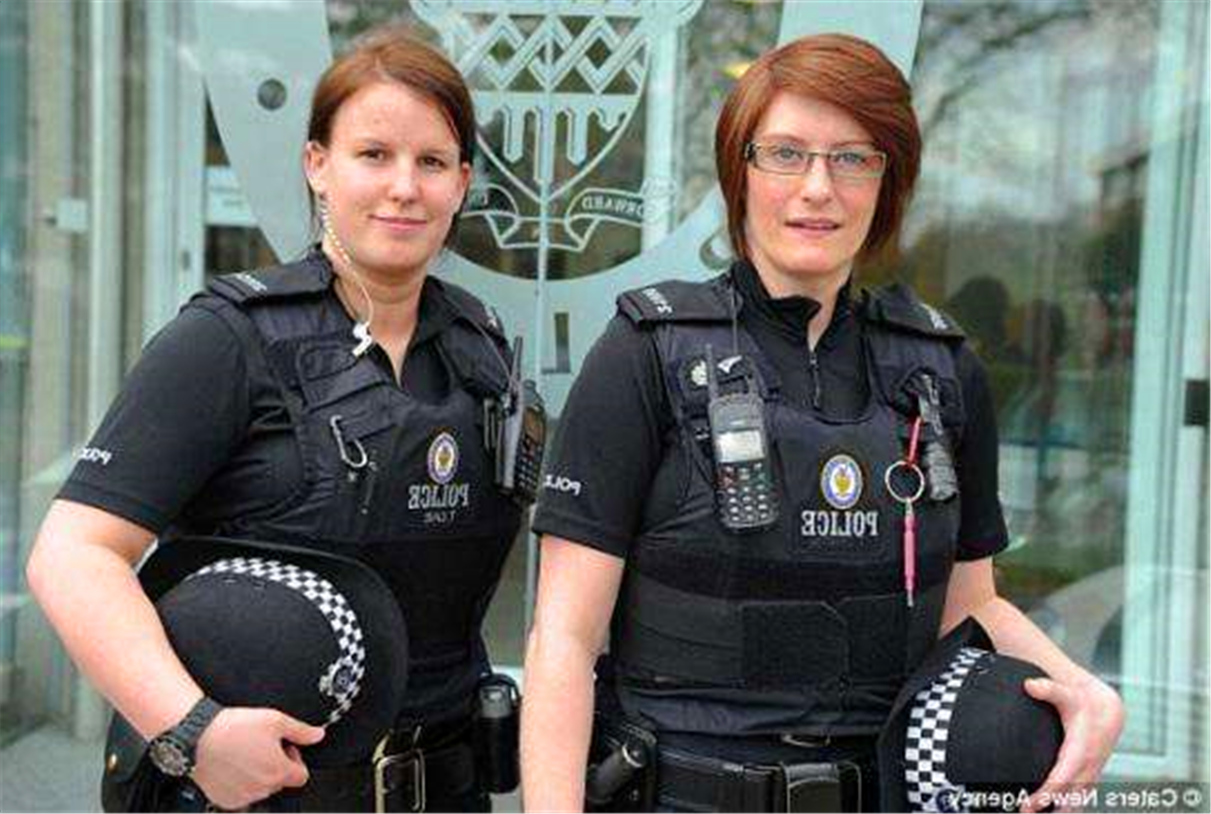 盘点:那些漂亮又能干的美国女警,她们工作时又仔细又严格粗暴!