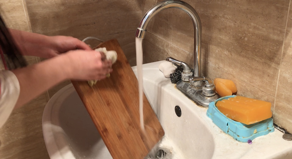 菜板细菌多又脏,教你一招清洁菜板,洗得干净还杀菌消毒