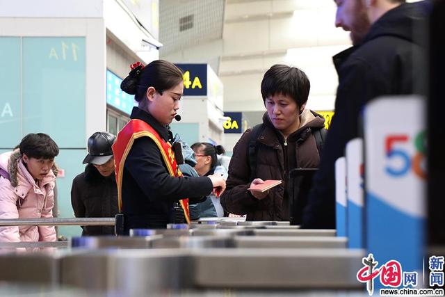 新春走基层:"00后"检票员的春运日记