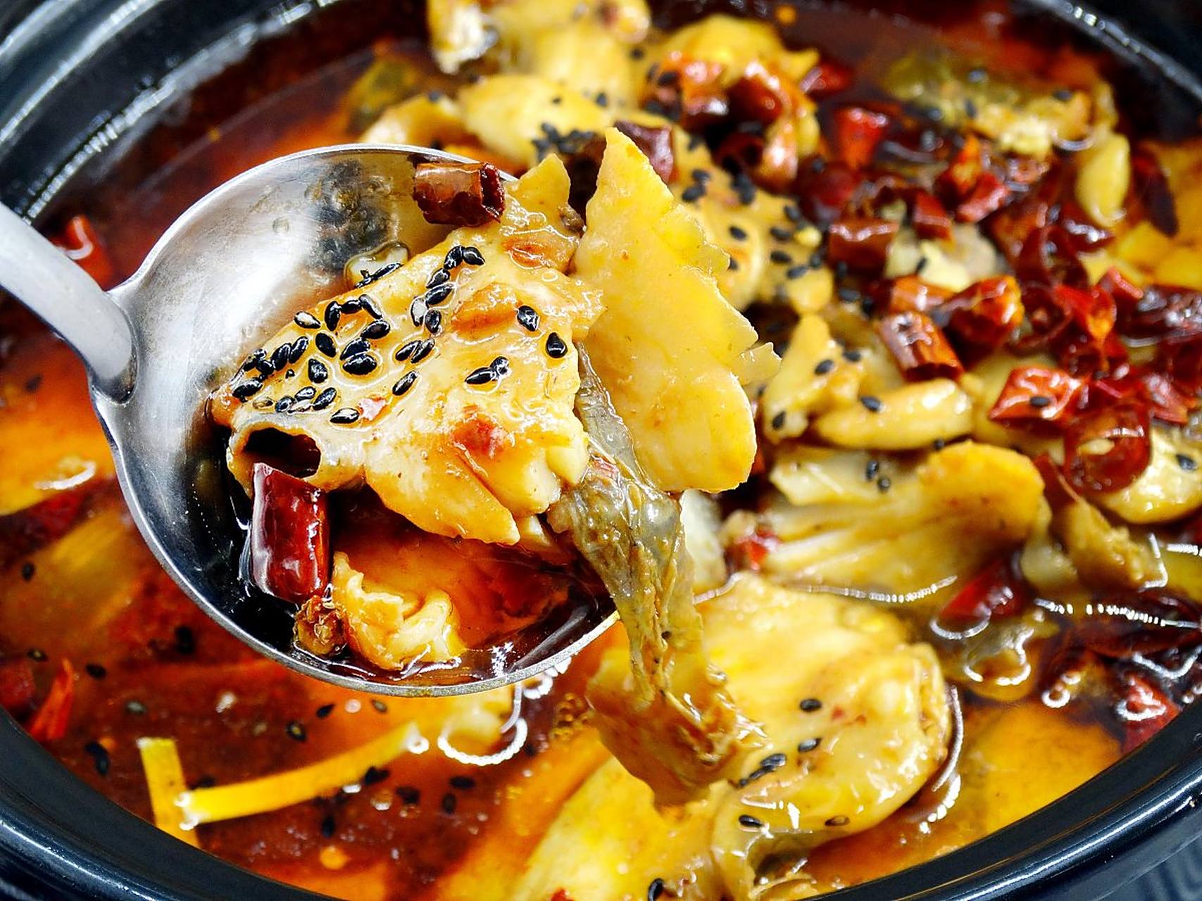 知识创作挑战赛# 云南的年味--大理砂锅鱼 大理砂锅鱼是大理地区逃行