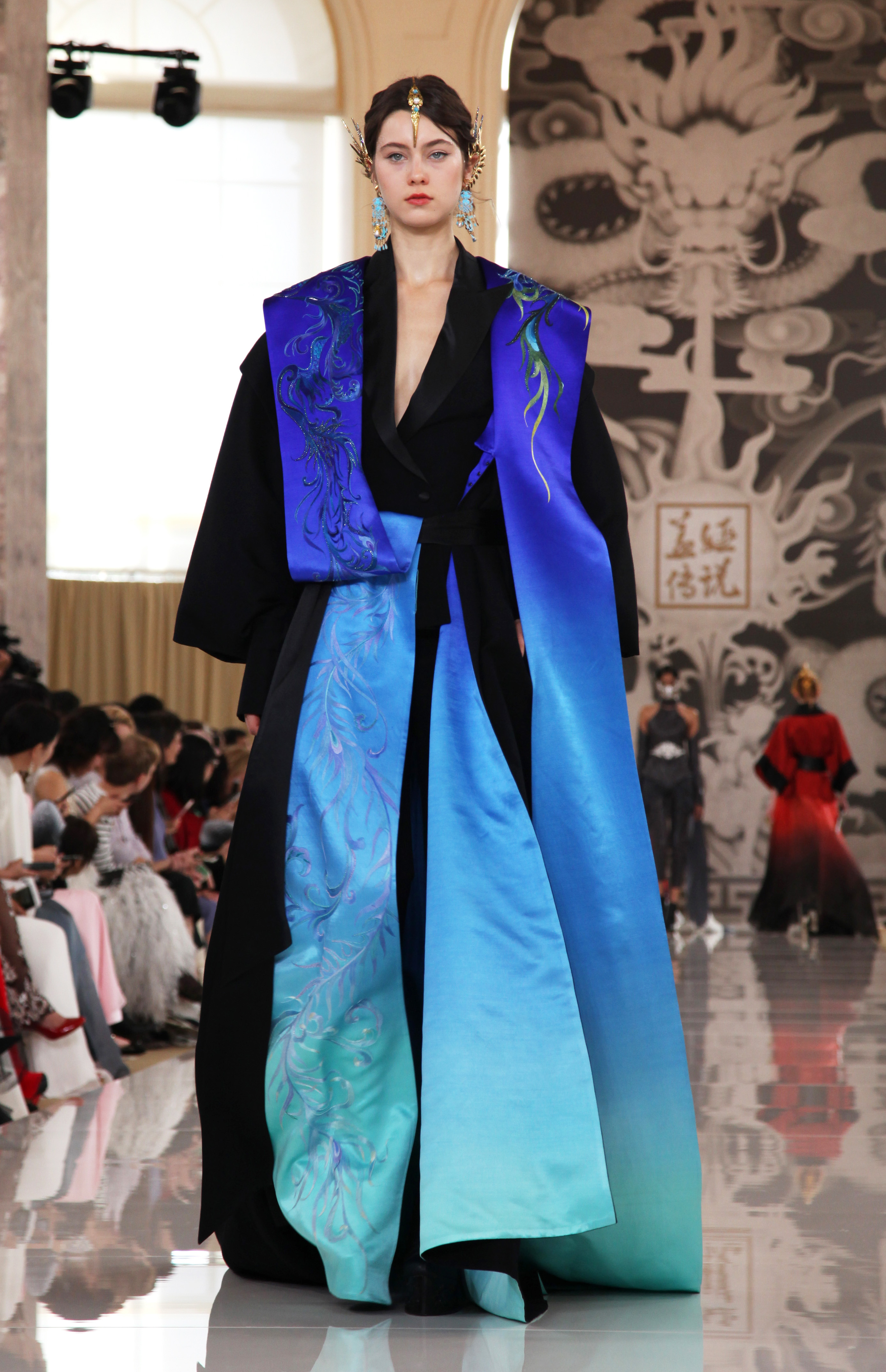 中国高级时装秀亮相巴黎