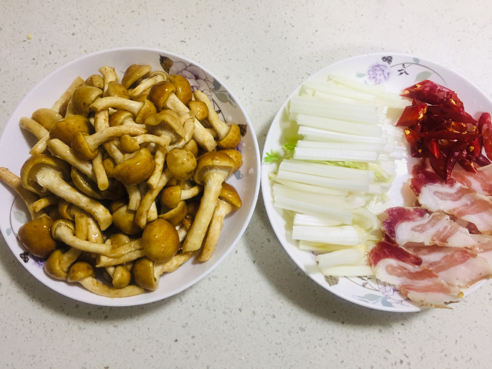 这种黏腻的滑子菇,颜色美口感脆爽,加两种食材,美味加倍很下饭