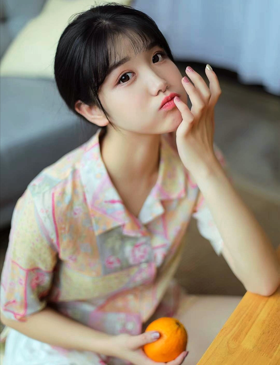 下班后一个依偎在家里的纯情可爱姑娘