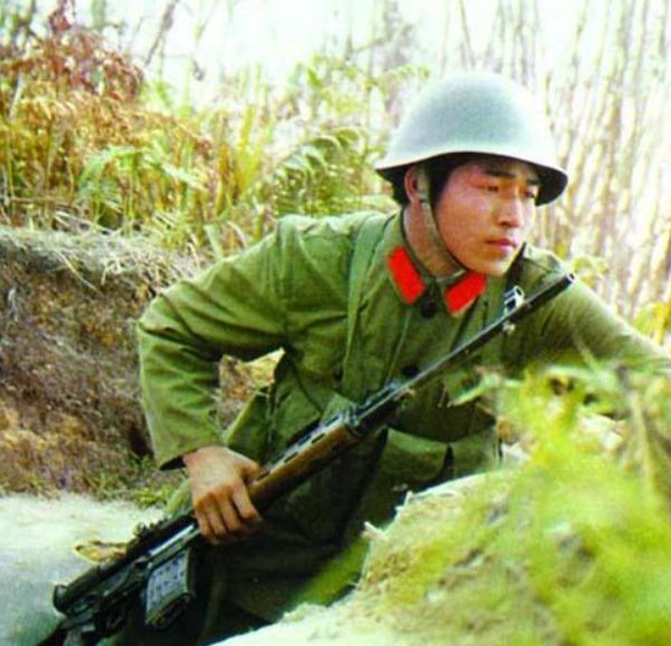 【对越反击战老照片:图2徒手抗炮弹的老兵,图5解放军的黑豹突击队】图