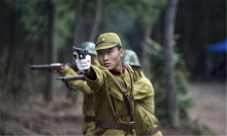 日本鬼子进村,看见一桌饺子,刚吃两个,便慌忙退走!