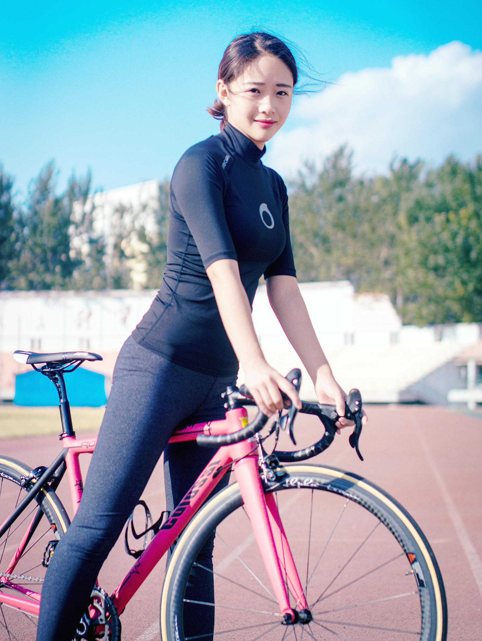 一个喜欢单车骑行的运动型美女子