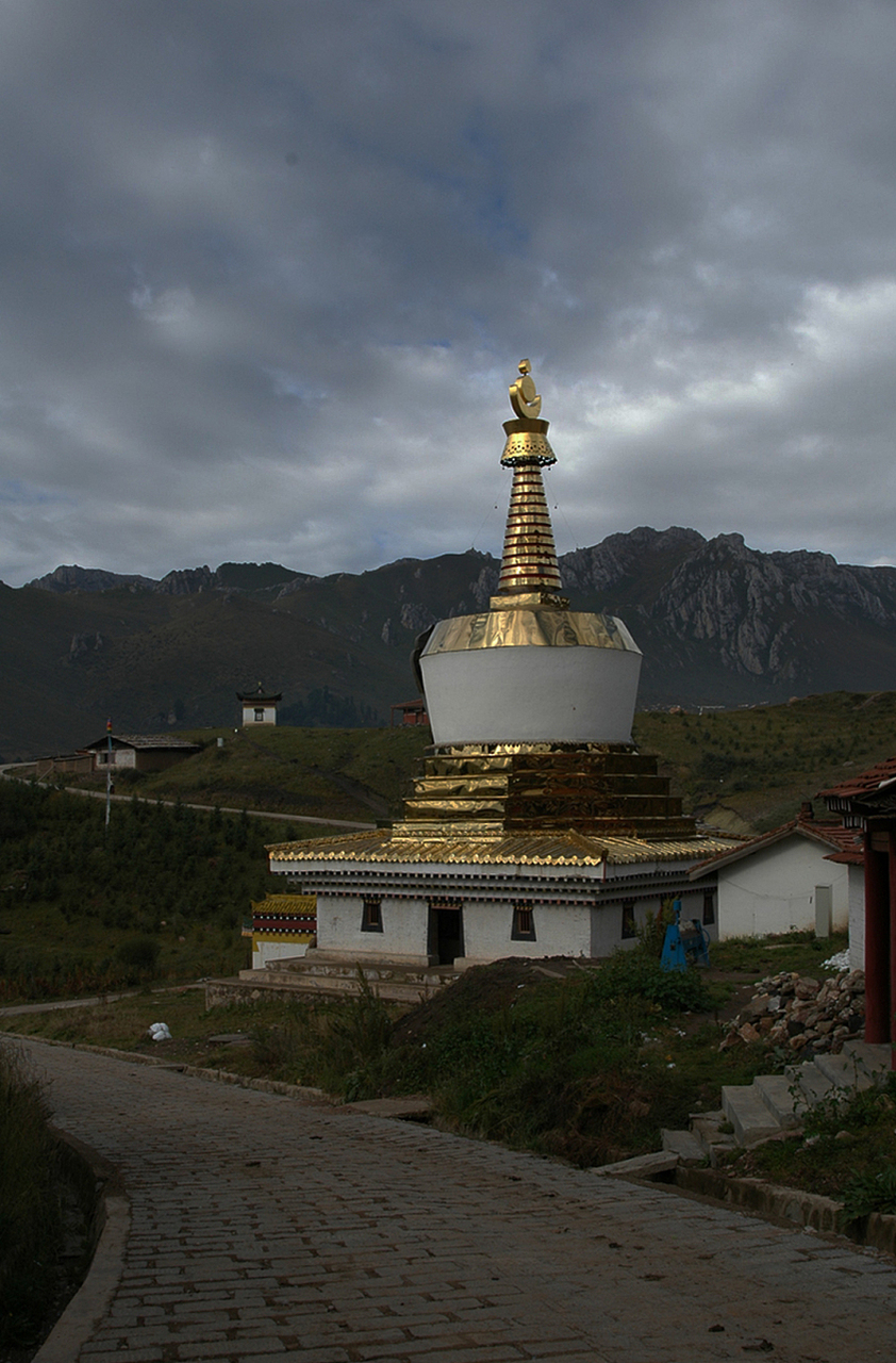 在西藏自治区日喀则市江孜县的江孜镇上,有一座独特的藏传佛教寺院