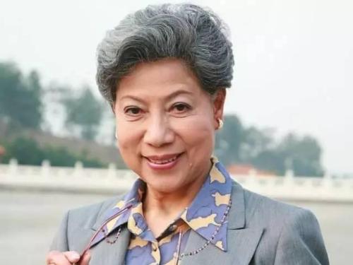 86岁鬼后为武汉捐款100万!一生未婚无子女,省吃俭用出行坐地铁