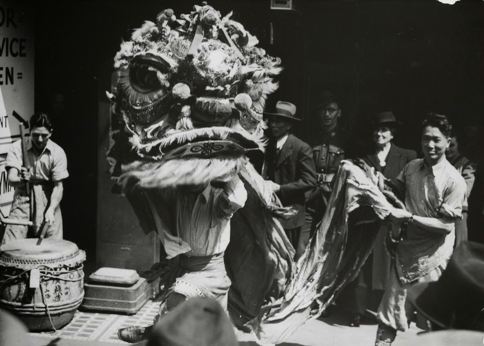 唐人街春节舞狮龙的老照片:图5小孩看得入迷,图7的场面人头攒动