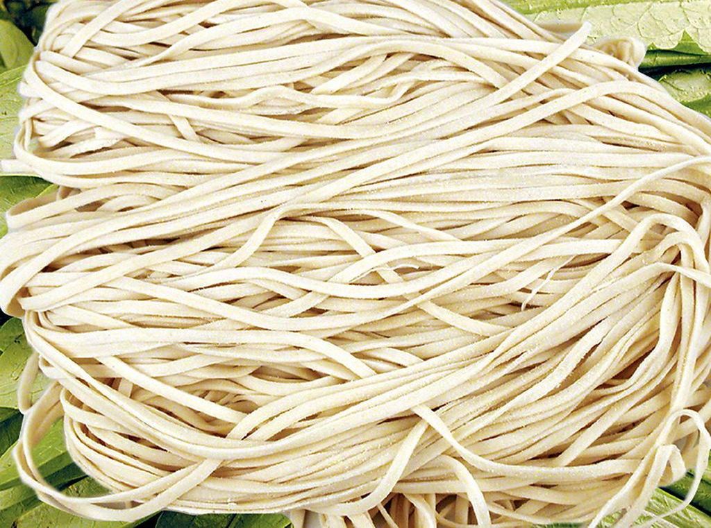 为啥市场上卖的鲜面条总会根根分明不粘连?看完就明白该不该买了