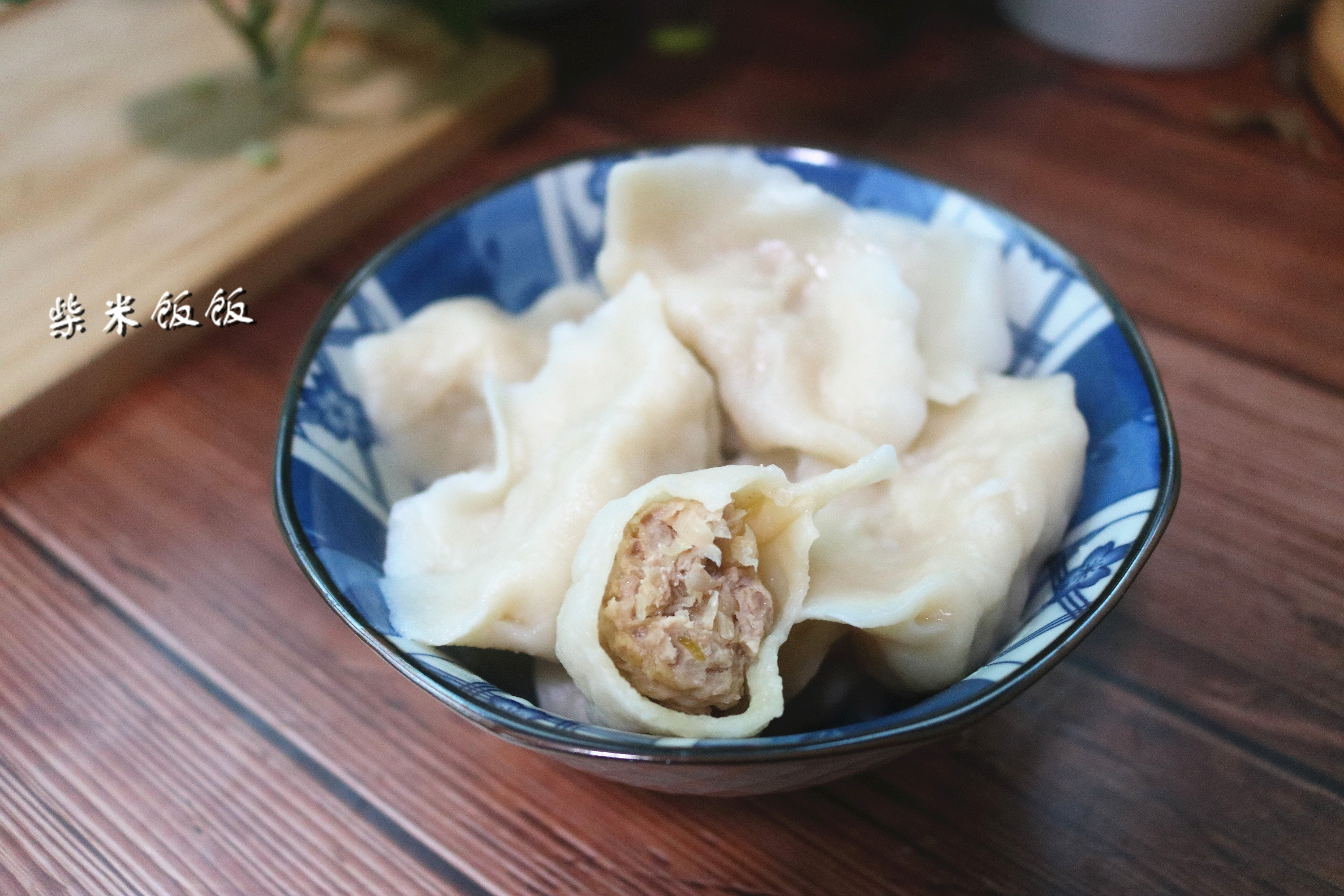 今天给大家推荐一款猪肉酸菜馅的饺子,酸菜选用的是东北的大白菜酸菜.