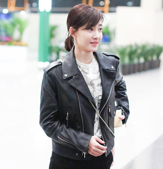 王丽坤也太帅了!皮衣外面披黑衣,现身秋冬巴黎时装周,酷帅十足