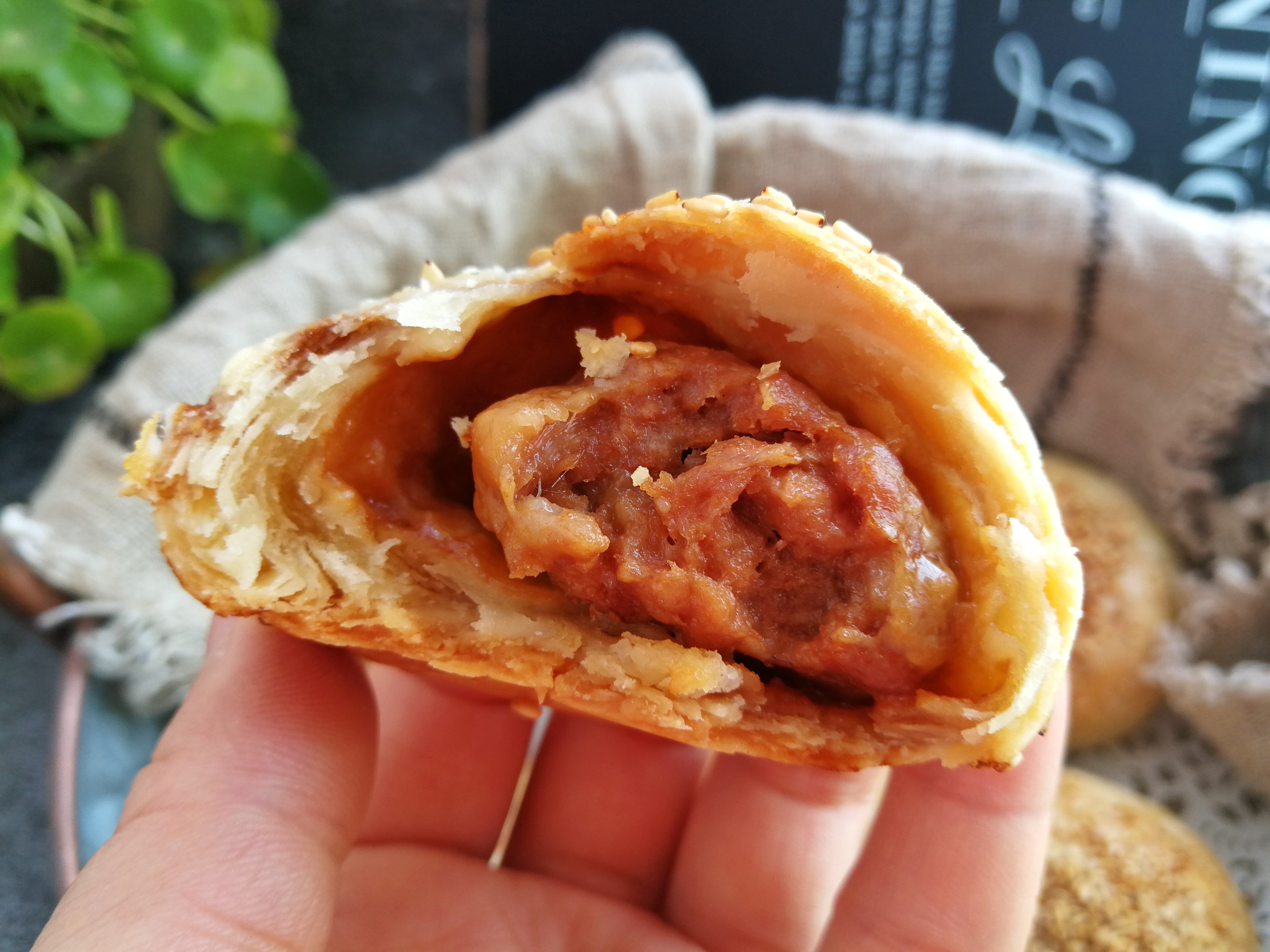 包子馒头吃腻了,试试这道芝麻鲜肉烧饼,层次分明,咬一口掉渣儿