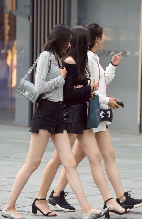 街拍:闺蜜组团逛街,时尚穿搭惹人瞩目,网友:赐我我一个吧