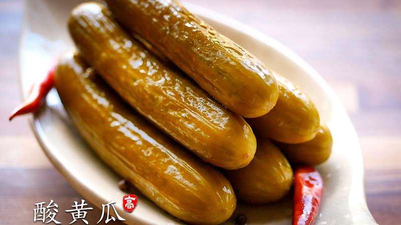 小姐姐吃酸黄瓜蘸芝士酱,不知道是什么味道呢