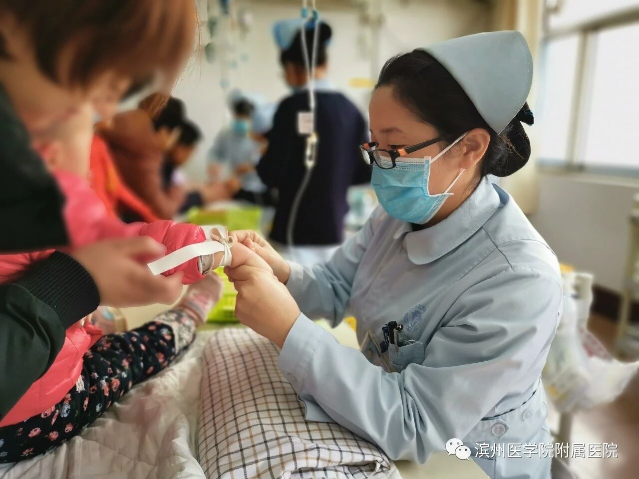 在滨州医学院附属医院儿科输液室,护士们每天和孩子"打交道",哭闹声是