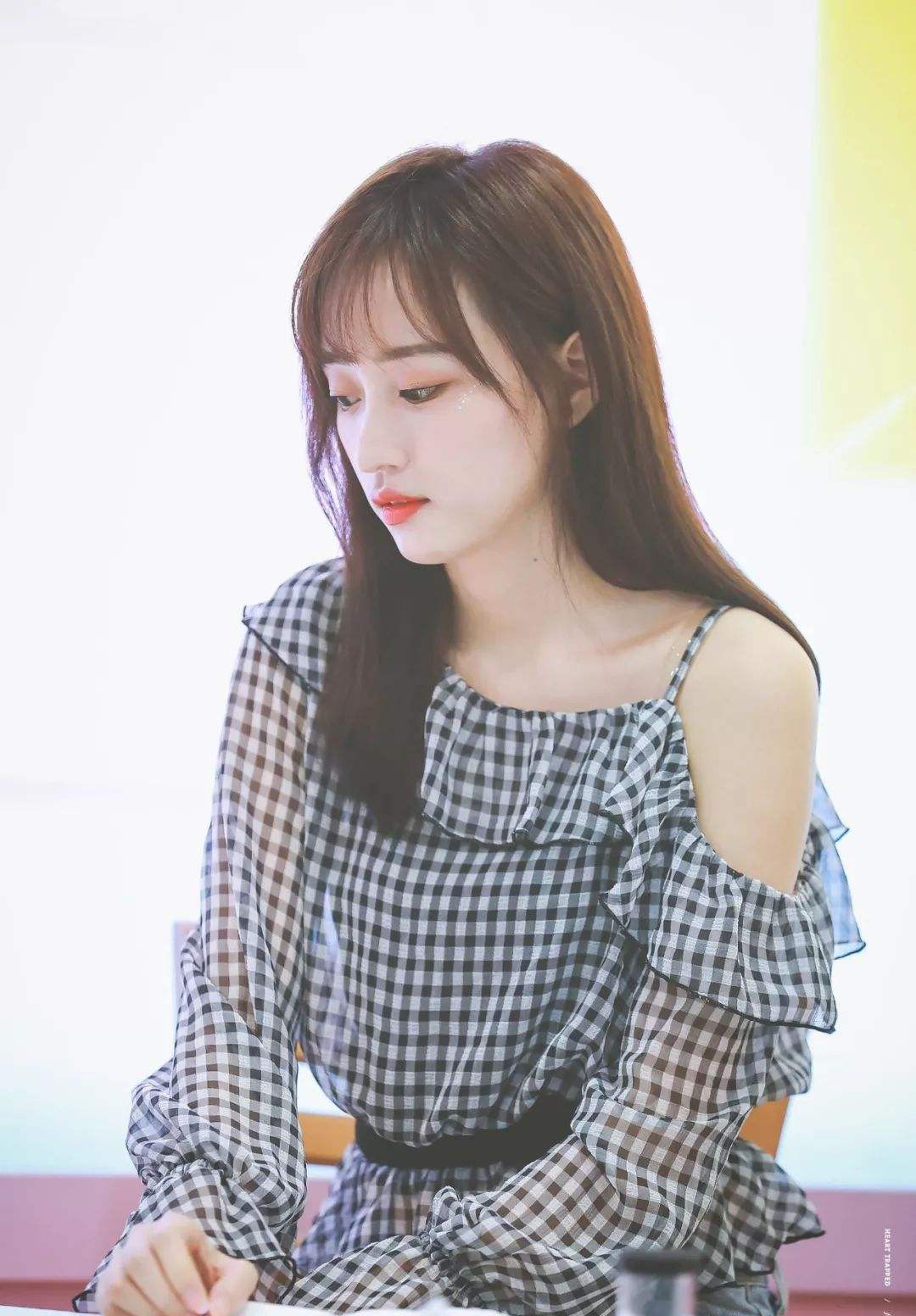 黄婷婷现身机场,秀发披肩星范儿十足