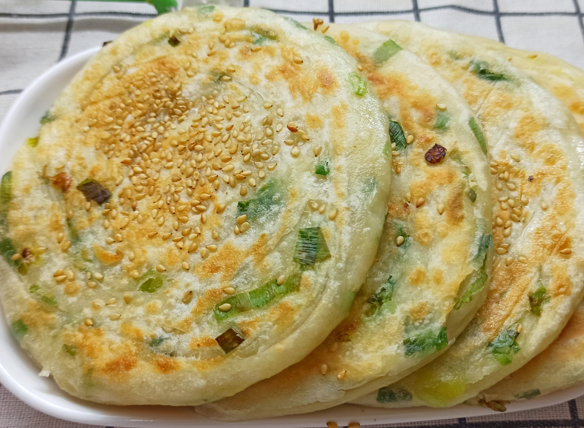 葱花饼的特色做法,拉一拉卷一卷,外皮酥脆层次多,比手抓饼还香