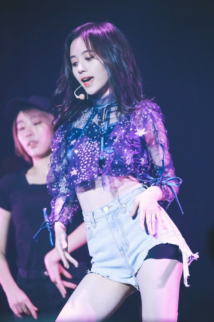 有一种"安全裤",叫做鞠婧祎的安全裤,永远都会露出半边!