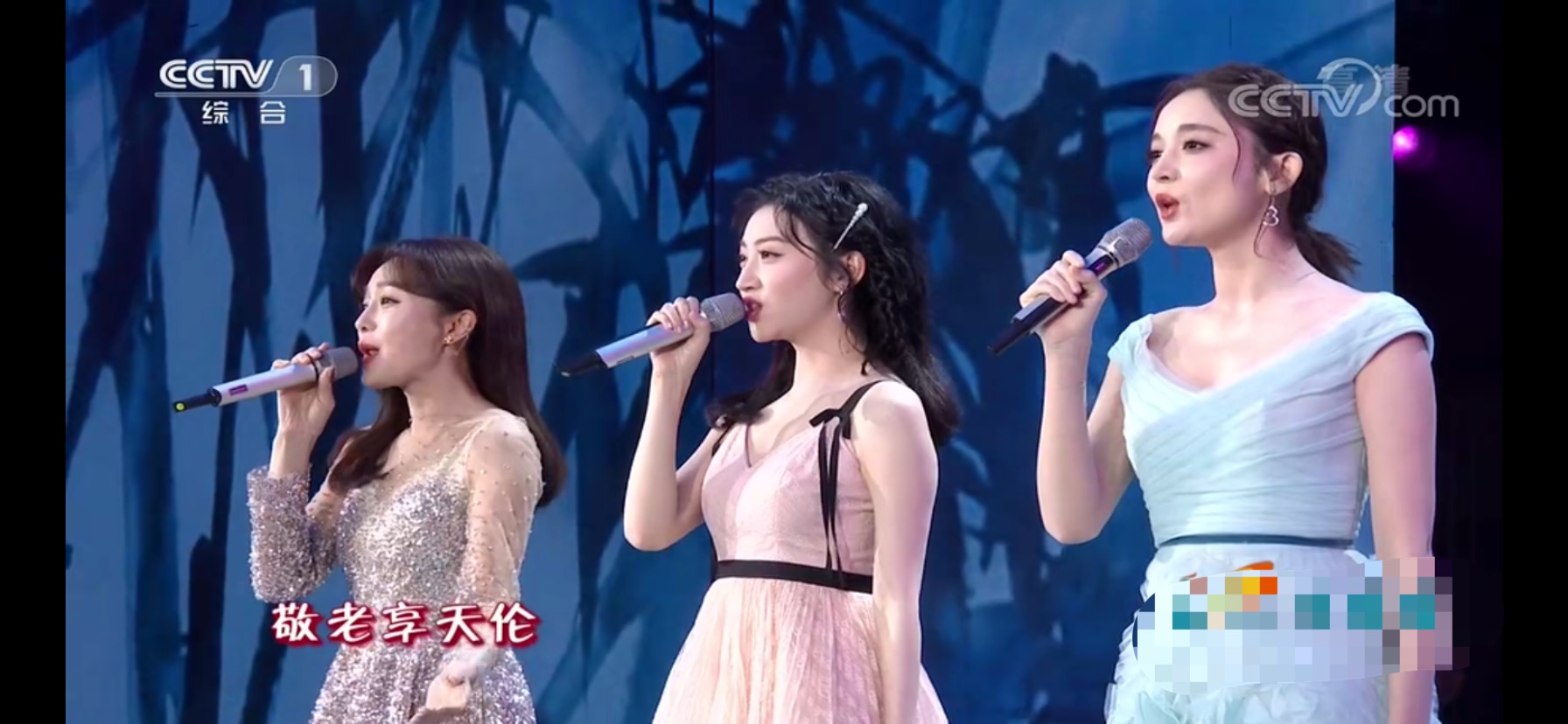 秦岚,景甜和古力娜扎三美表演歌曲,三人是不是太紧张,很少互动