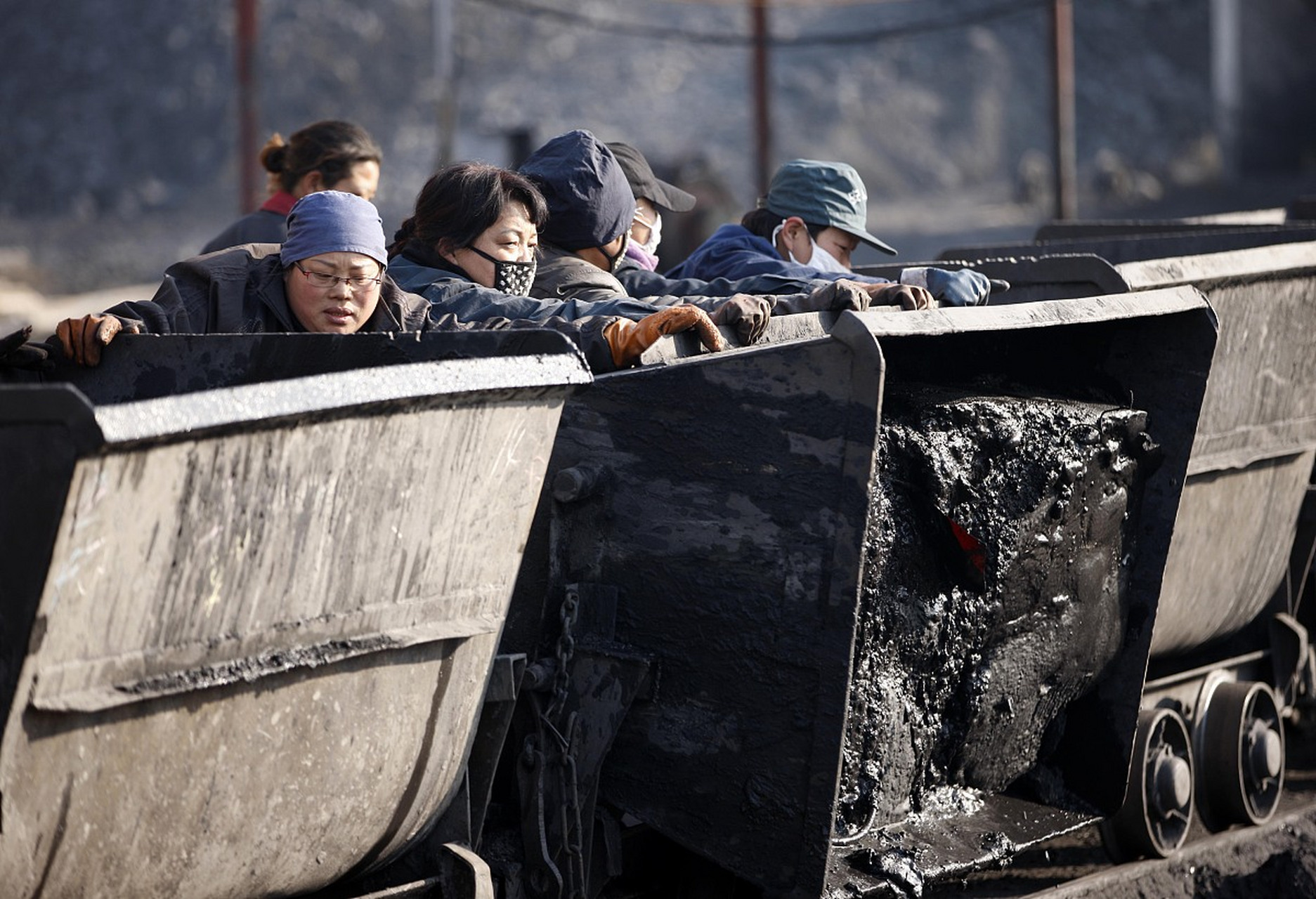 矿难##山西铁矿至少瞒报17名矿工死亡#  这次我们要谈论的话题有刀
