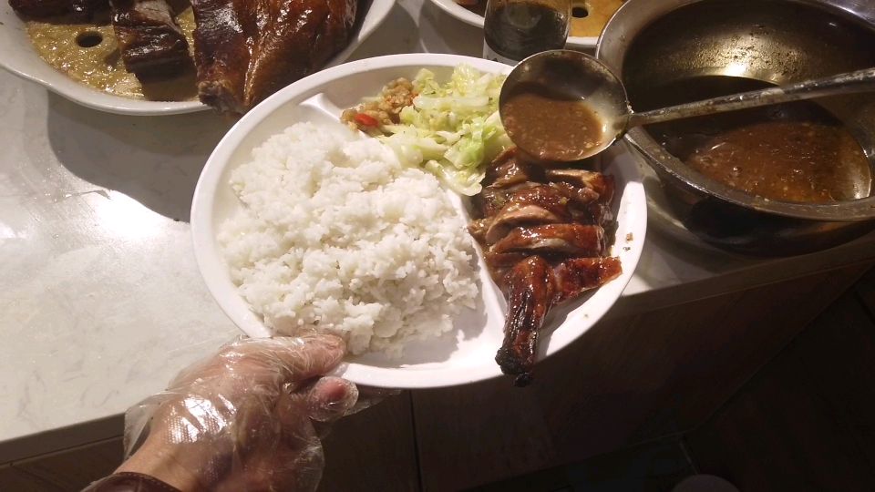 来了位会吃的食客,点了份烧鸭饭加个油鸡腿,还要给多菜多饭