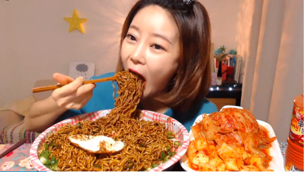 美女吃大盆"泡面",不到3口就见底,以为是真吃,看到这一物后
