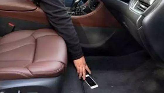 开车摸副驾驶乘客大腿,要记3分?真相让人大跌眼镜