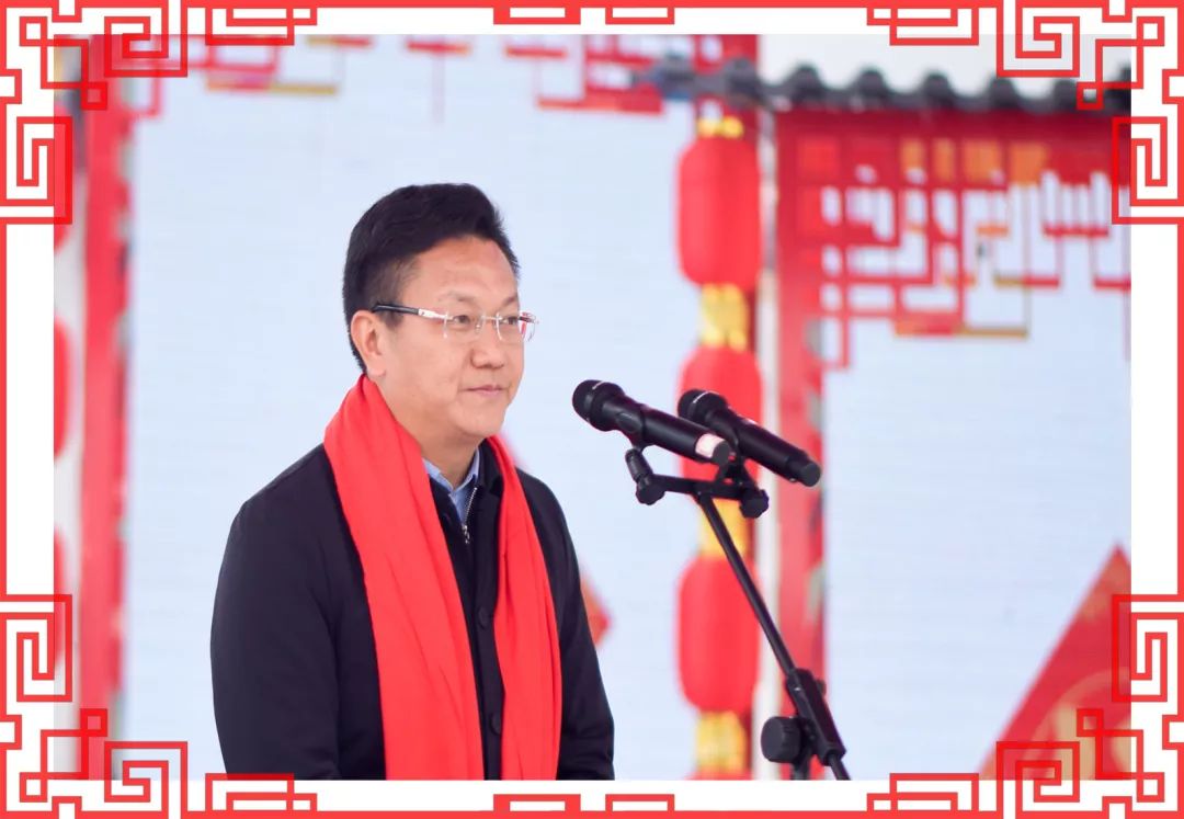 作为红岩岭村帮扶领导,副县长,公安局长屈辉宣布文艺联欢会开幕