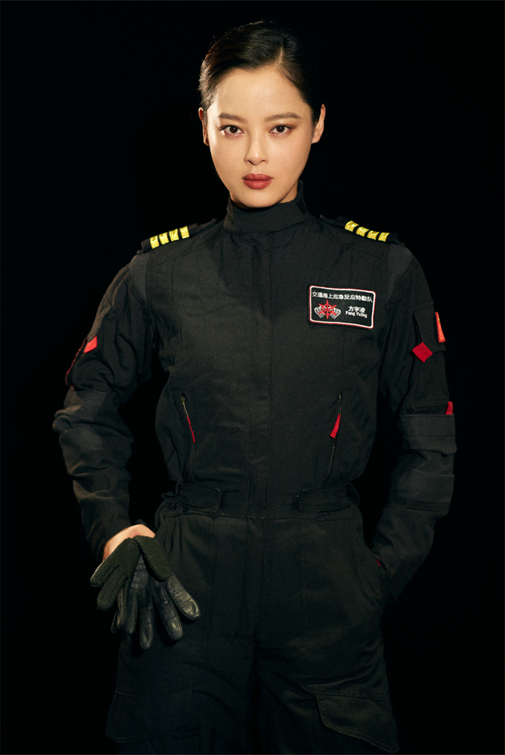 辛芷蕾电影《紧急救援》制服造型,英姿飒爽,酷感十足